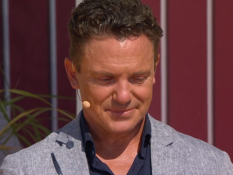Immer wieder sonntags (ARD), 4.9.2022 Moderator Stefan Mross weint, nachdem er von Andy Borg überrascht wurde.  Foto: Screenshot/ARD
