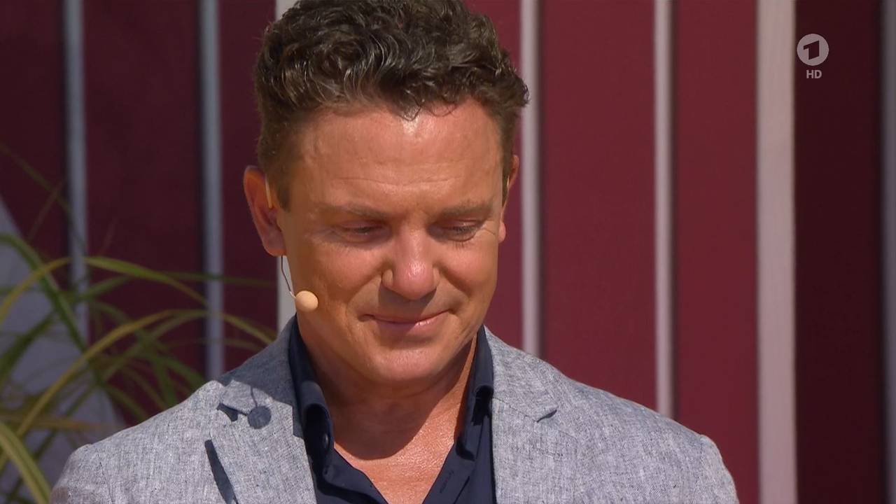 Immer wieder sonntags (ARD), 4.9.2022 Moderator Stefan Mross weint, nachdem er von Andy Borg überrascht wurde. Foto: Screenshot/ARD