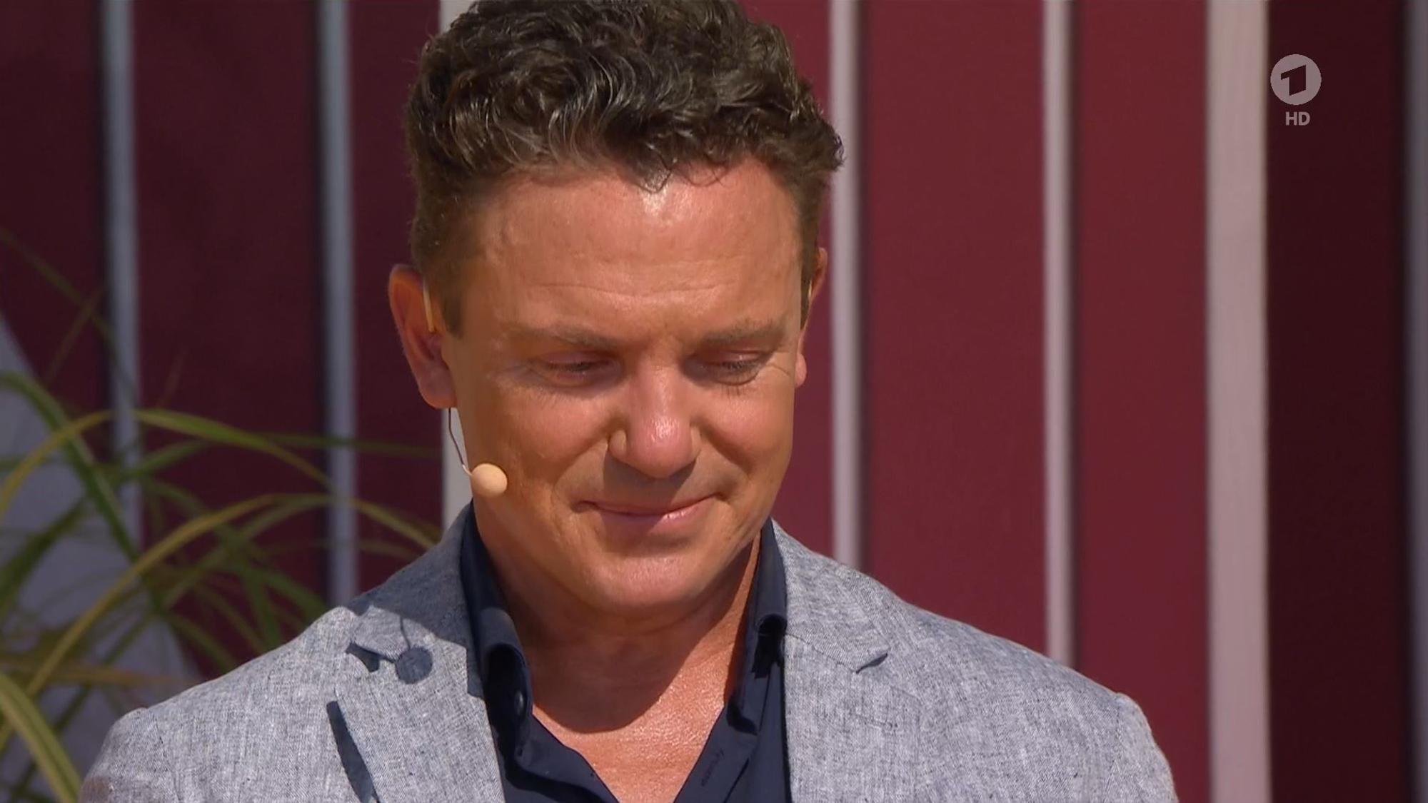Immer wieder sonntags (ARD), 4.9.2022 Moderator Stefan Mross weint, nachdem er von Andy Borg überrascht wurde. Foto: Screenshot/ARD
