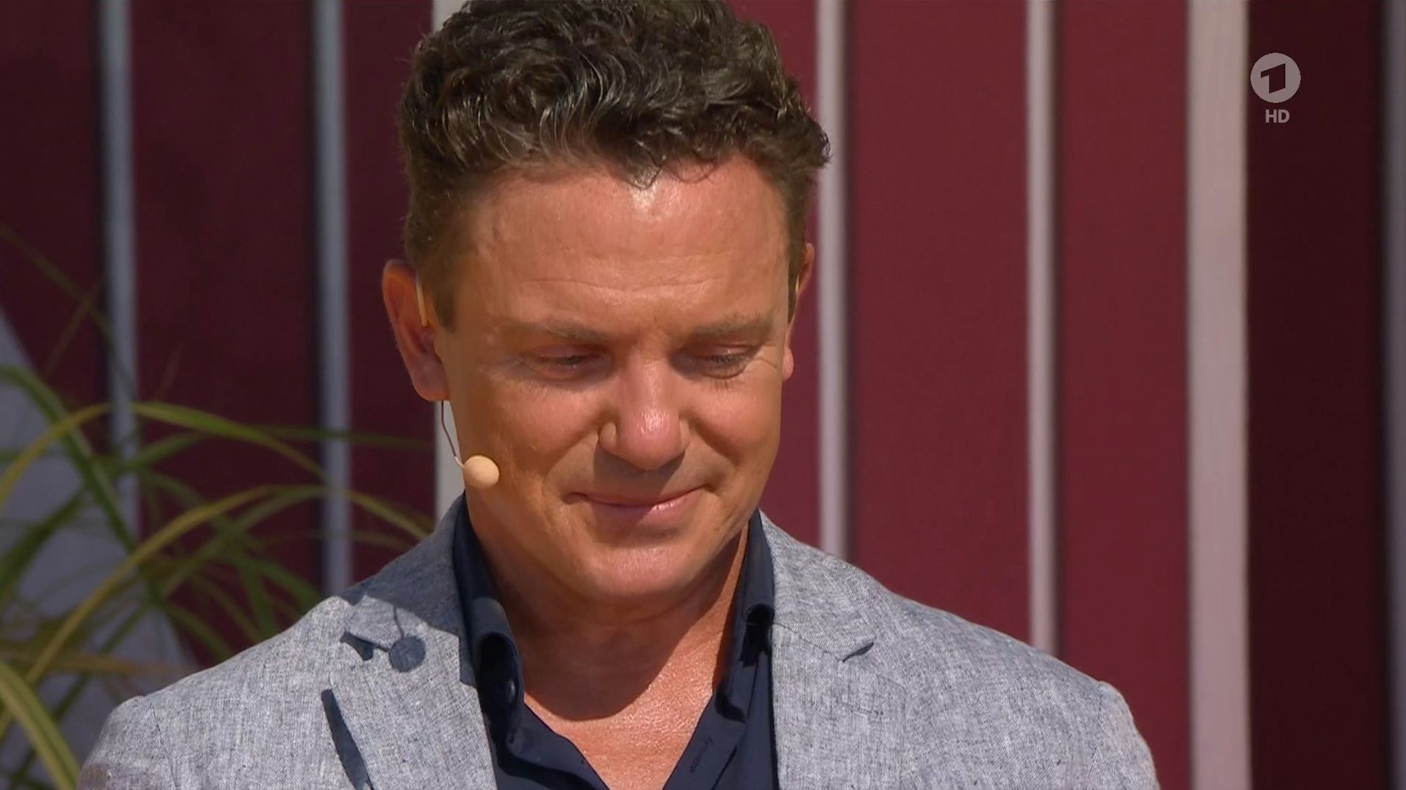 Immer wieder sonntags (ARD), 4.9.2022 Moderator Stefan Mross weint, nachdem er von Andy Borg überrascht wurde. Foto: Screenshot/ARD