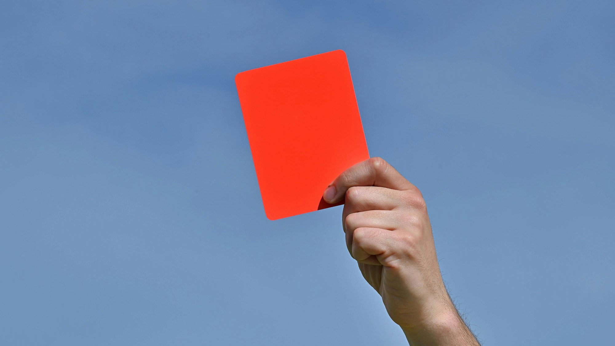 Ein Schiedsrichter zeigt die Rote Karte.