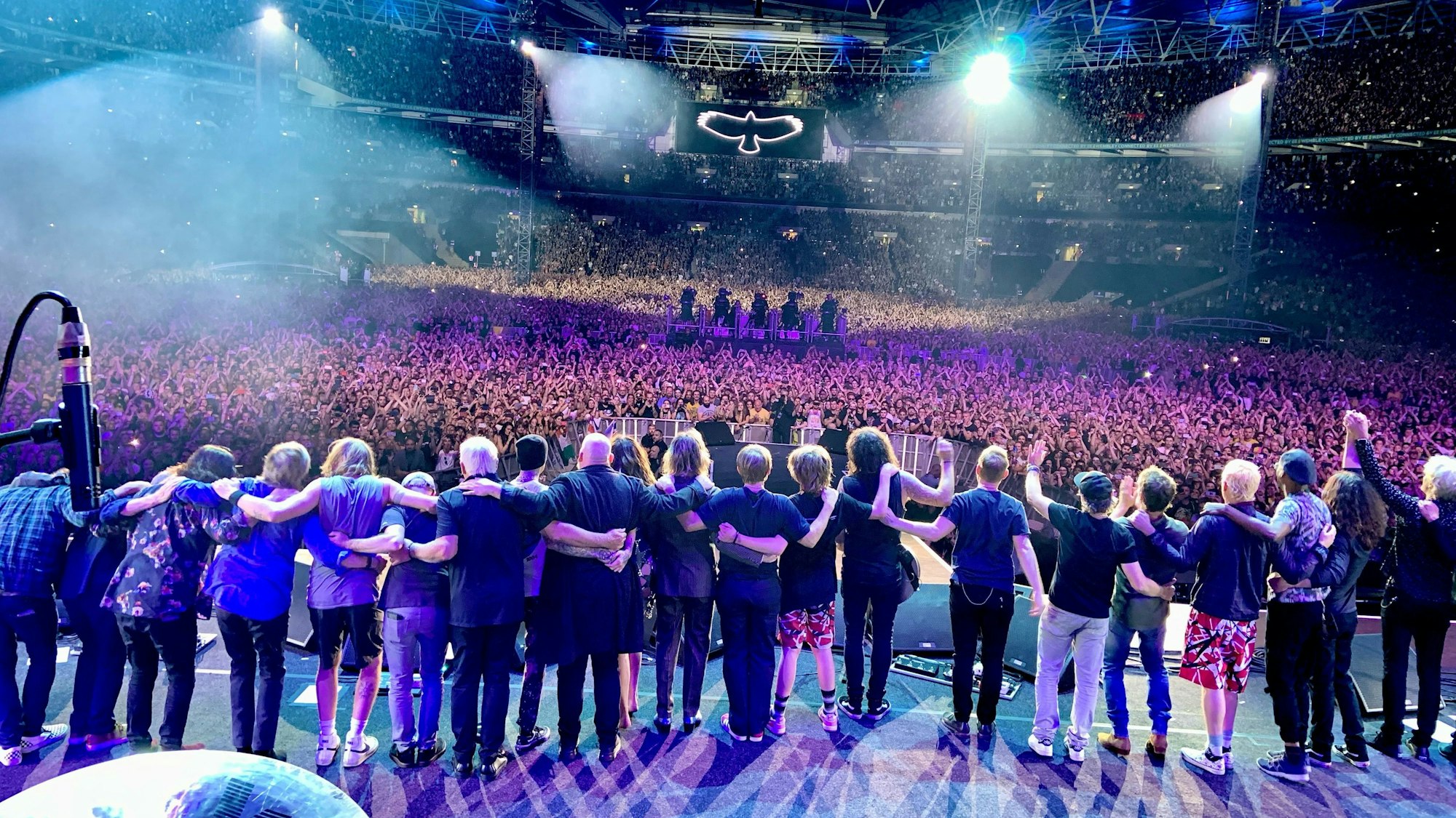 Die Künstler verbeugen sich auf der Bühne im Wembley Stadion.
