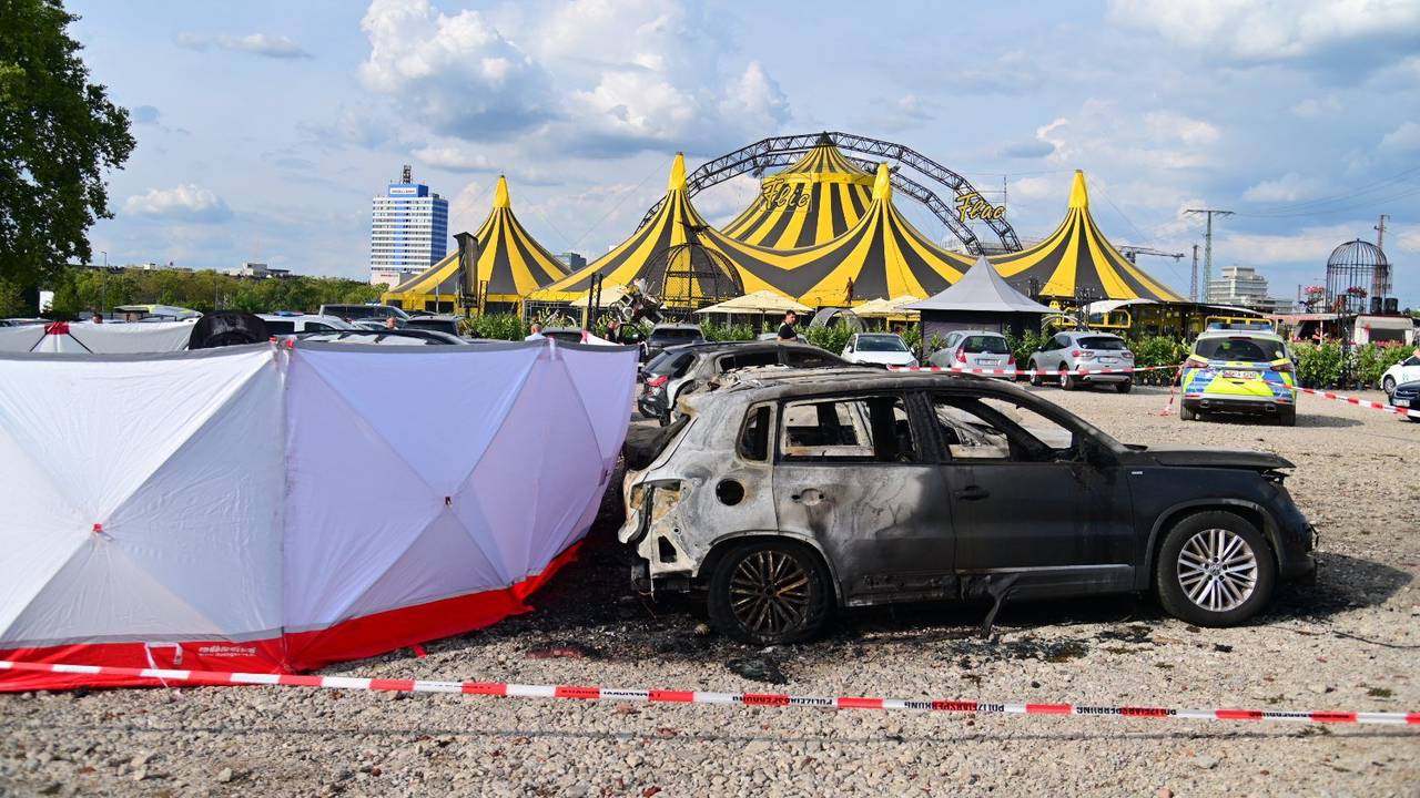 04.09.2022, Nordrhein-Westfalen, Duisburg: Ausgebrannte Fahrzeuge stehen vor dem Zelt des Zirkus FlicFlac, nachdem dort ein Kleinflugzeug abgestürzt war; die Unglücksstelle ist mit Sichtschutz umstellt. Beim dem Absturz des kleinmotorigen Flugzeugs in der Nähe der Autobahn A59 bei Duisburg sind zwei Menschen ums Leben gekommen. Foto: Christoph Reichwein/dpa +++ dpa-Bildfunk +++