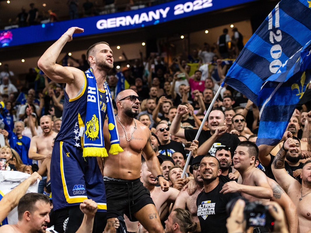Bosnien-Herzegowinas Miralem Halilovic feiert nach der Partie mit den Fans in Köln bei der Euro-Basket.