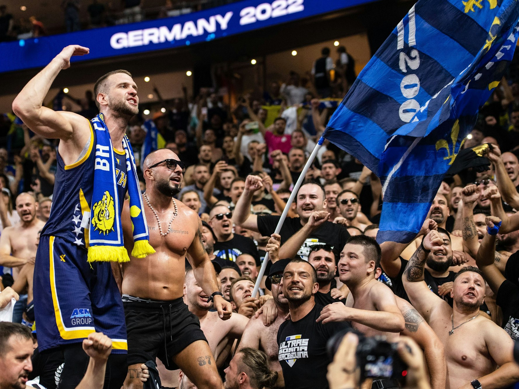 Bosnien-Herzegowinas Miralem Halilovic feiert nach der Partie mit den Fans in Köln bei der Euro-Basket.
