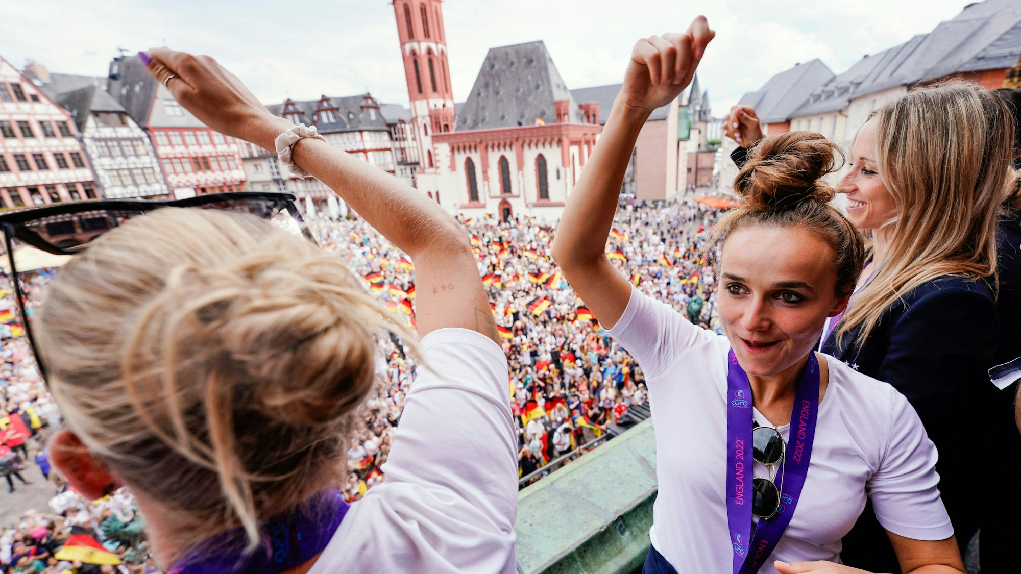 Die Spielerinnen Laura Freigang und Lina Magull feiern auf dem Balkon des Römer. Das deutsche Team wurde nach dem verlorenen Finale gegen England in Deutschland empfangen.