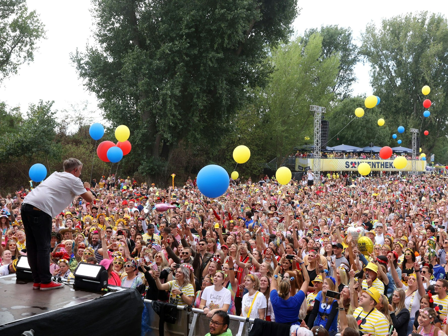 Blick von der Bühne auf die vielen Gäste bei Jeck im Sunnesching in Köln.