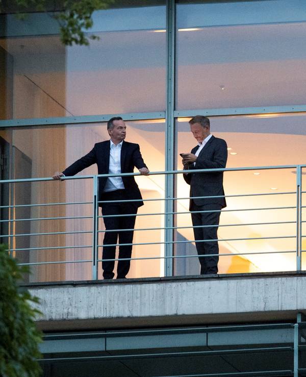 Volker Wissing (FDP, l), Bundesminister für Verkehr und Digitales, und Christian Lindner (FDP), Bundesminister der Finanzen, unterhalten sich während des Koalitionsausschusses auf einem Balkon des Bundeskanzleramtes. +++ dpa-Bildfunk +++
