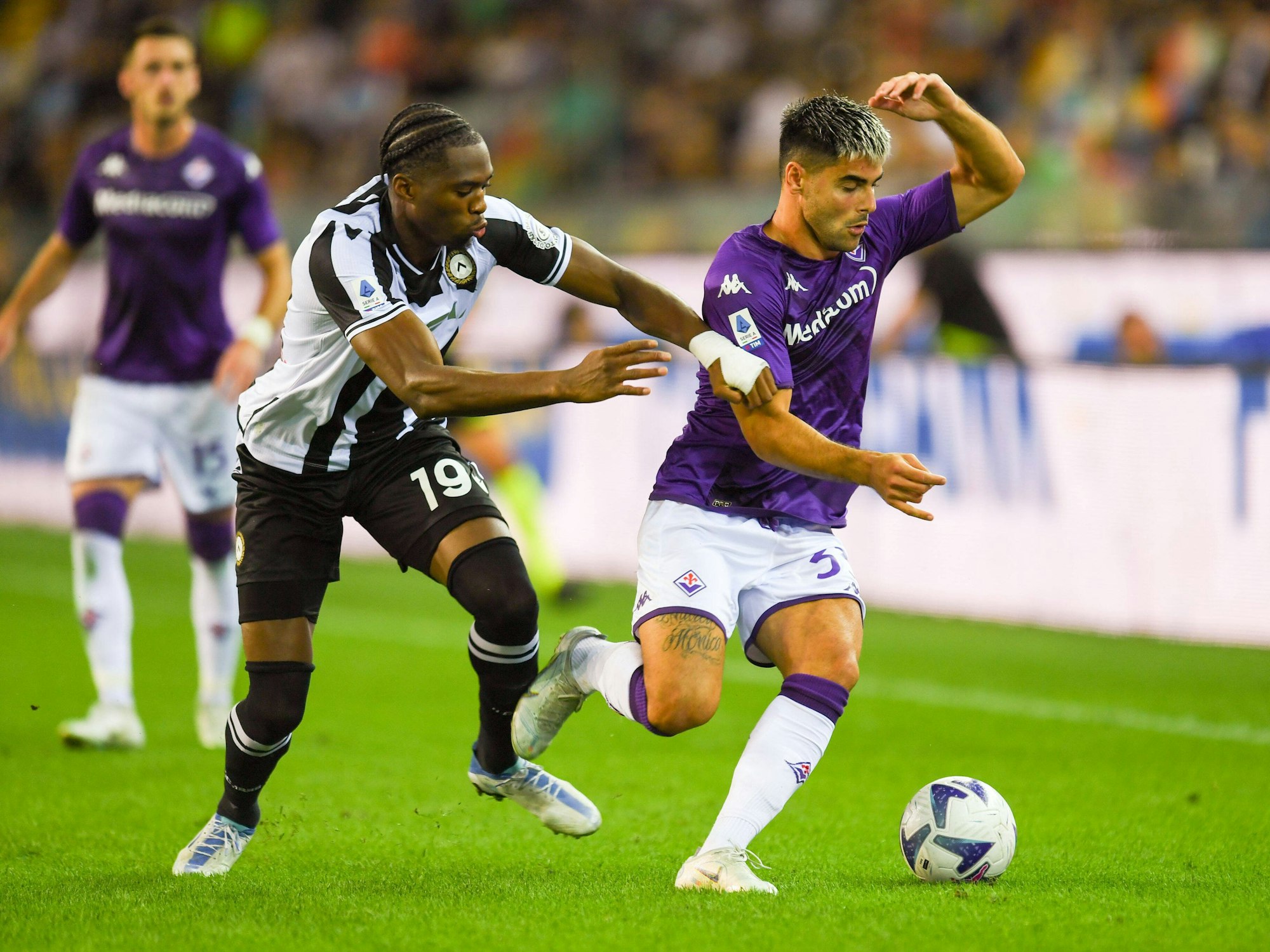 Kingsley Ehizibue im Zweikampf mit Riccardo Sottil