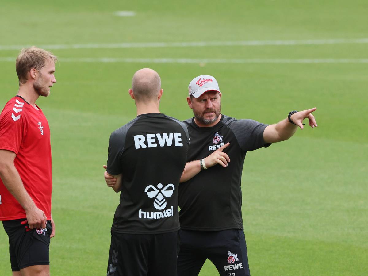 Sebastian Andersson (l.) am 20. August 2022 im Training beim 1. FC Köln mit Chefcoach Steffen Baumgart (r.)