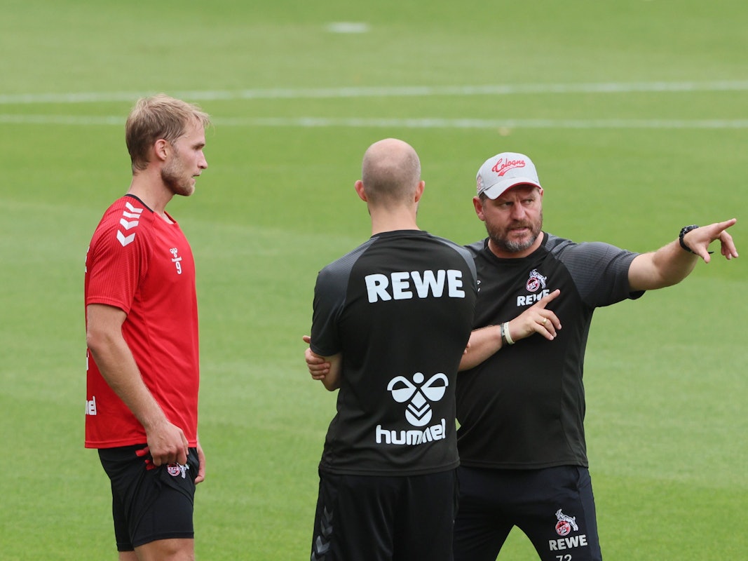 Sebastian Andersson (l.) am 20. August 2022 im Training beim 1. FC Köln mit Chefcoach Steffen Baumgart (r.)