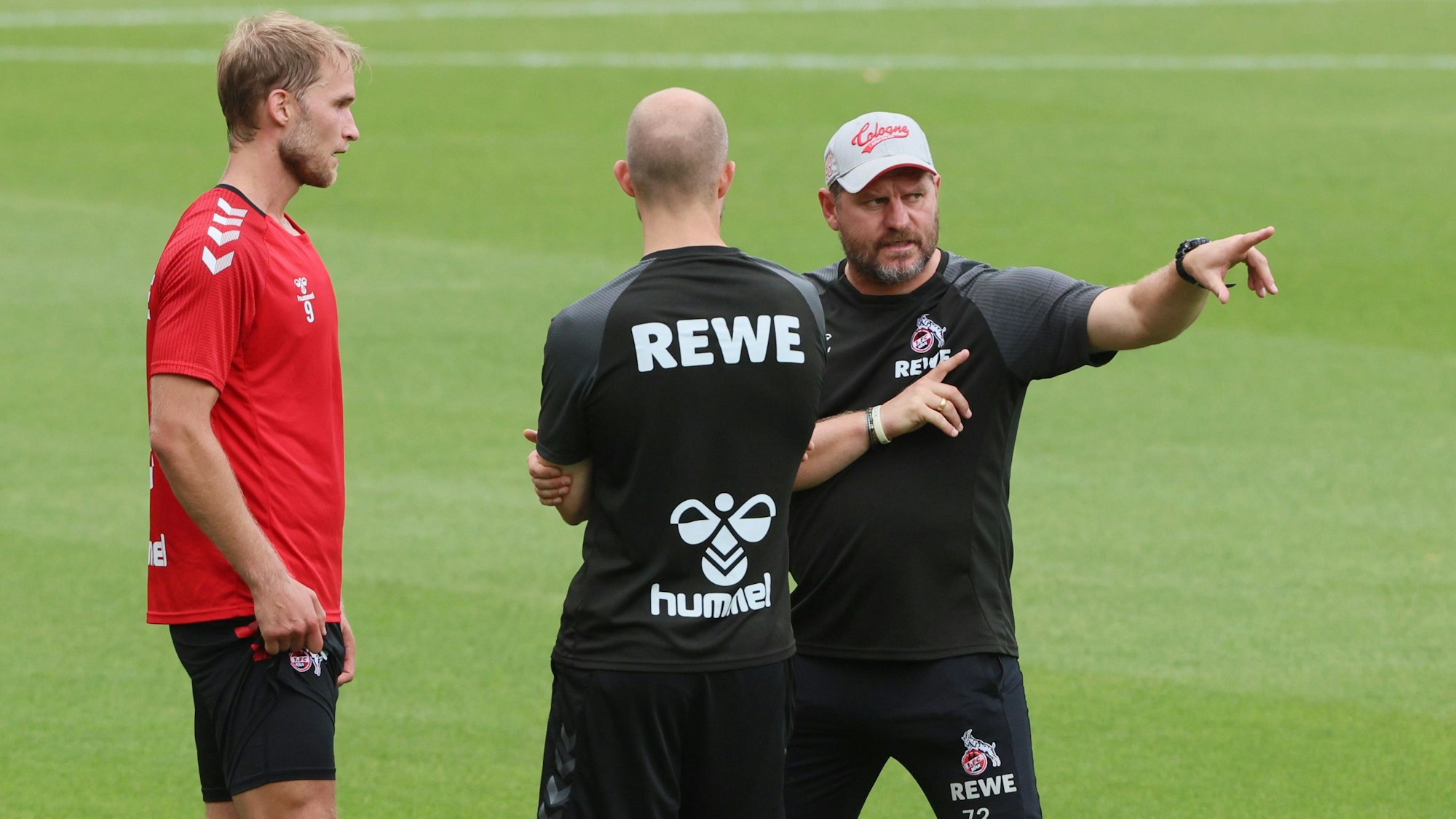 Sebastian Andersson (l.) am 20. August 2022 im Training beim 1. FC Köln mit Chefcoach Steffen Baumgart (r.)