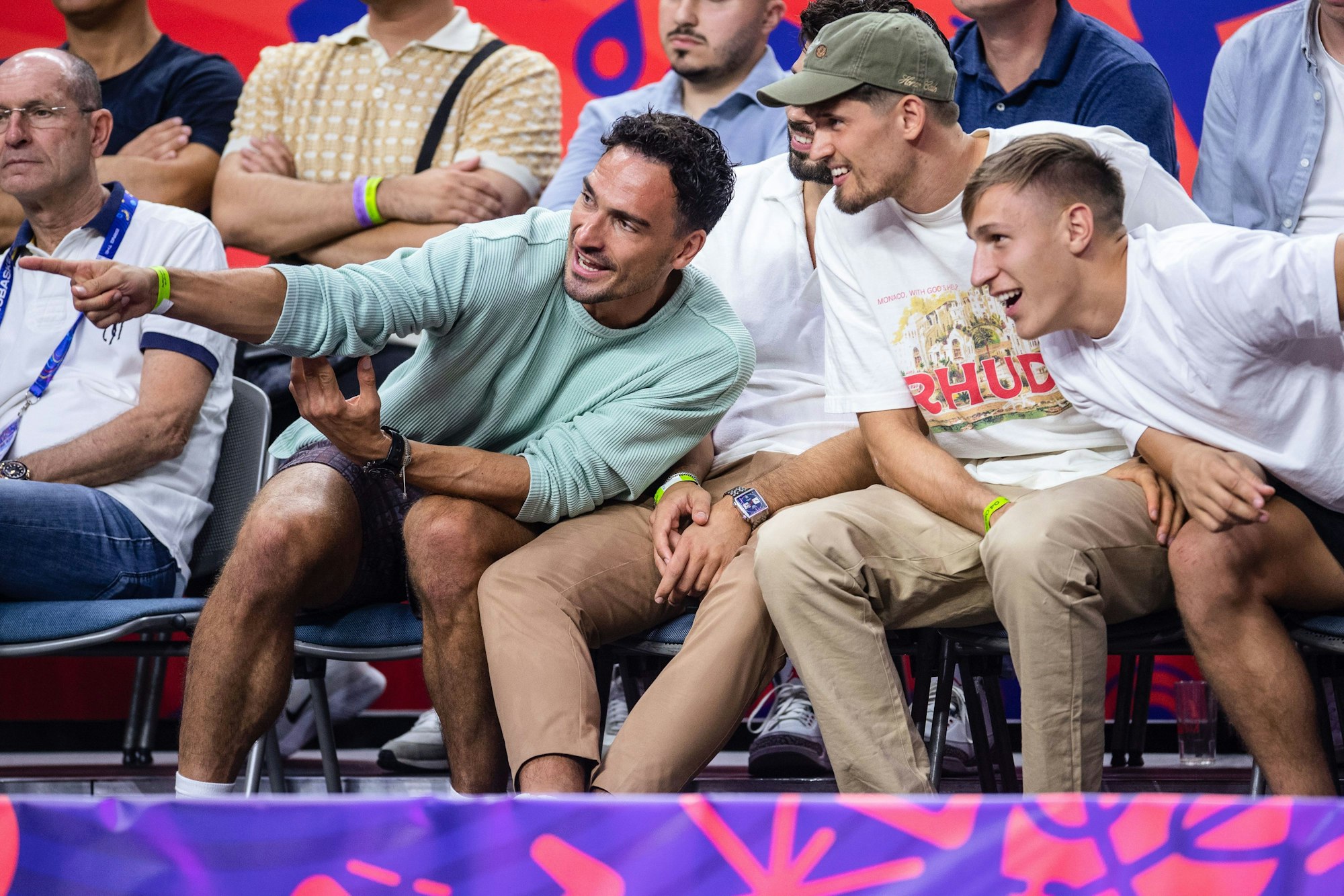 Fußballer Mats Hummels (l-r), und die Fußballer Gregor Kobel und Nico Schlotterbeck sitzen als Zuschauer am Spielfeldrand.