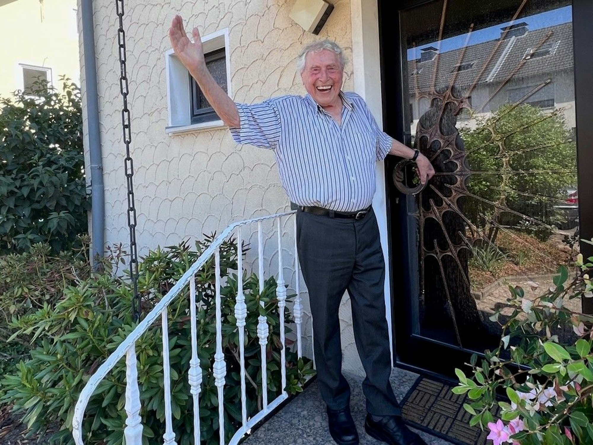 Ludwig Sebus vor einem Haus in Köln. Er wird am 5. September 97 Jahre jung.