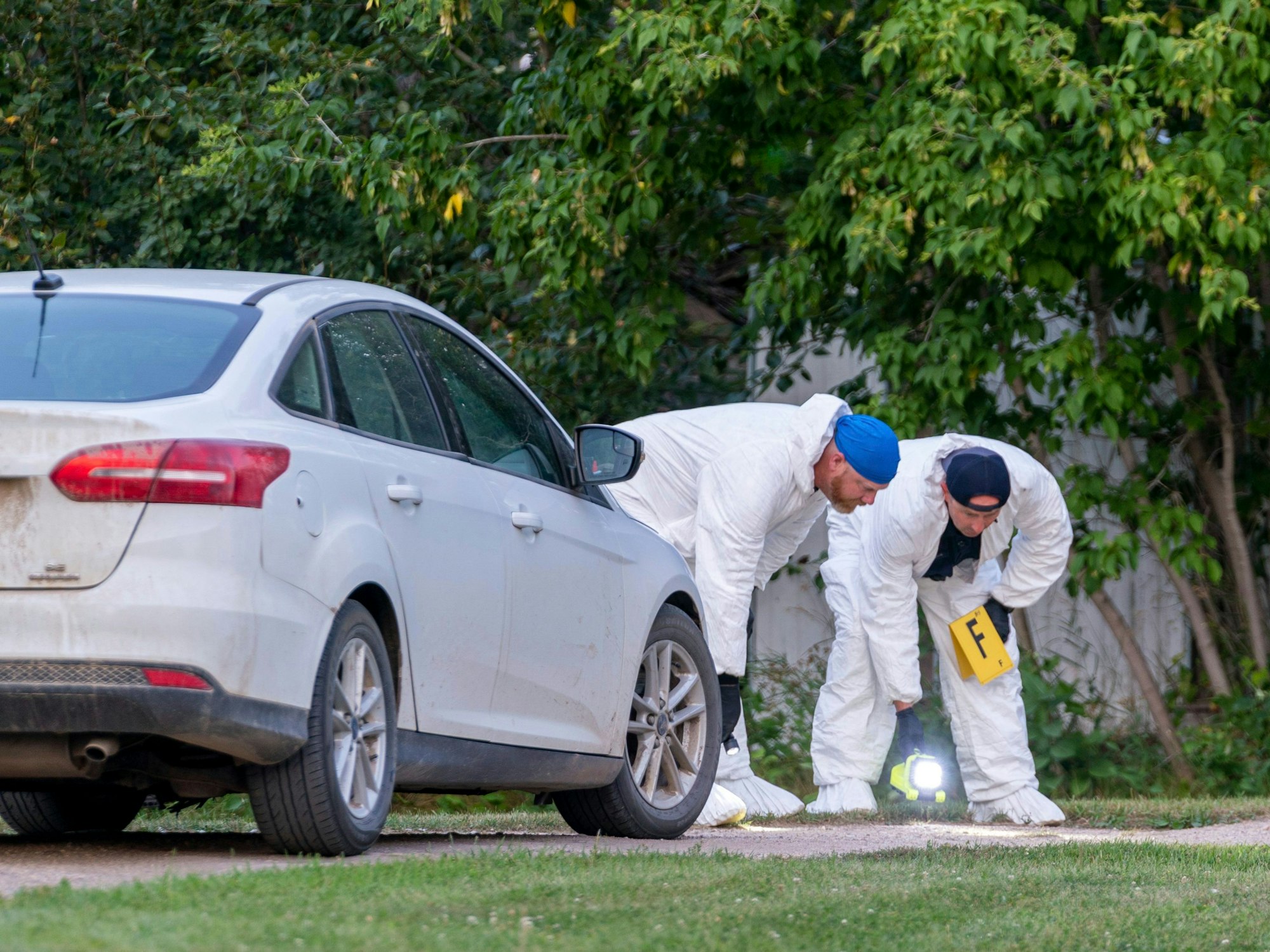 Ermittler untersuchen den Boden an einem der Tatorte einer Messerstecherei in Weldon, Saskatchewan. Die Royal Canadian Mounted Police von Saskatchewan hat am Montag (5. September) bestätigt, dass es nach den Messerstechereien in der James Smith Cree Nation und in Weldon in Saskatchewan zehn Tote und 15 Verletzte gibt.