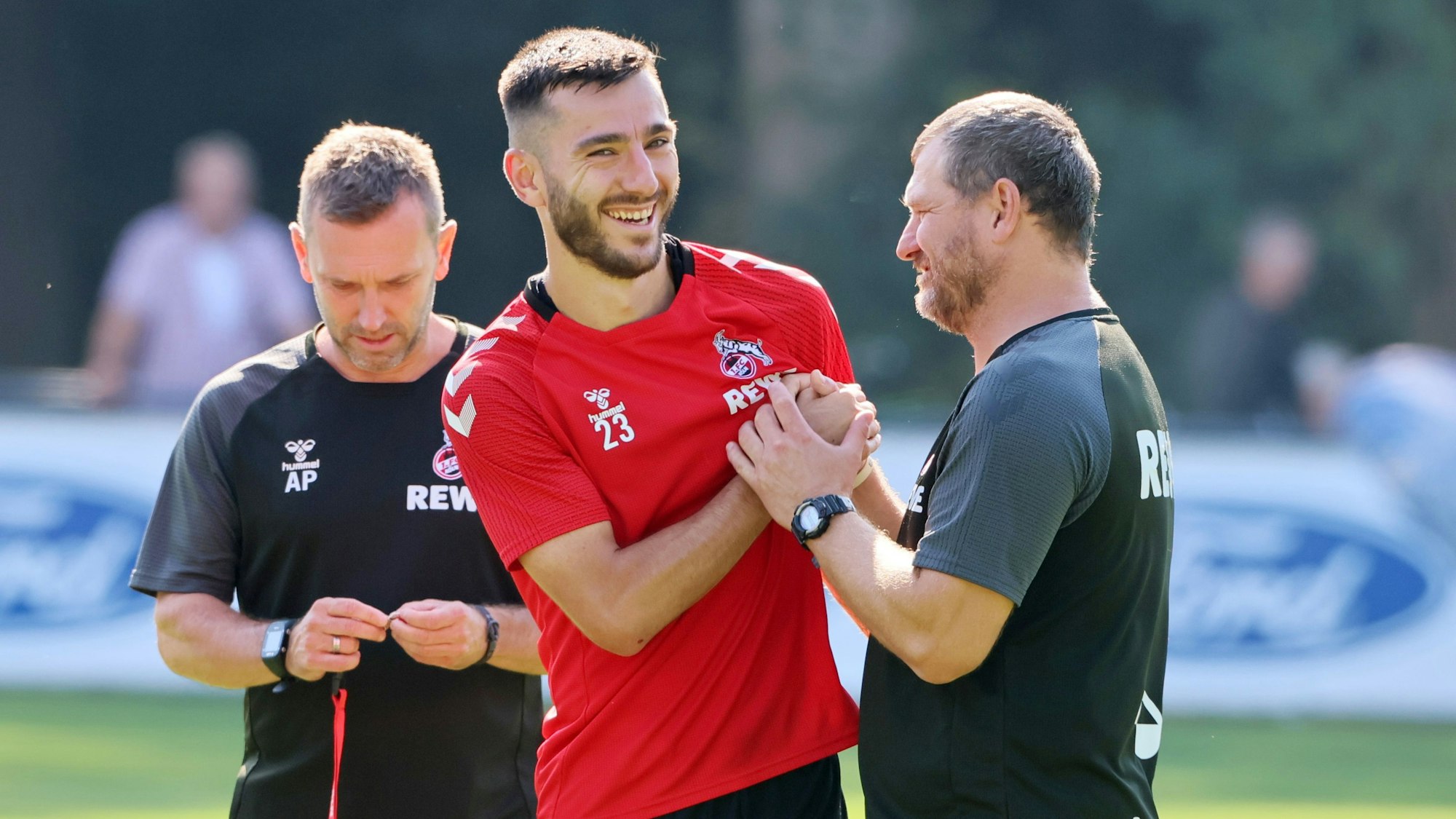 Sargis Adamyan (M.) am Sonntag (4. September 2022) nach dem Wolfsburg-Sieg mit den FC-Coaches Steffen Baumgart (r.) und André Pawlak