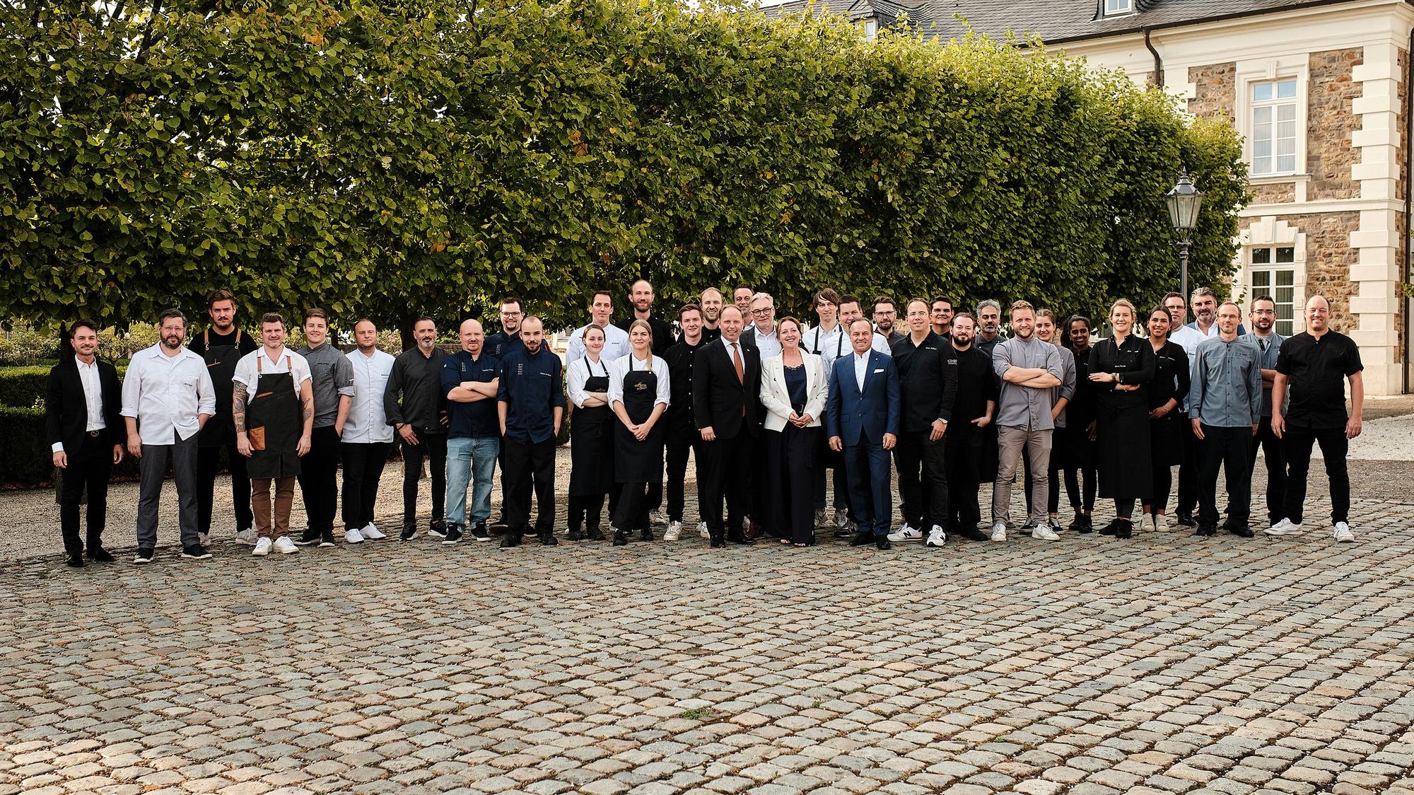 Alle Köchinnen und Köche des Gala-Abends stehen zum Gruppenfoto zusammen.