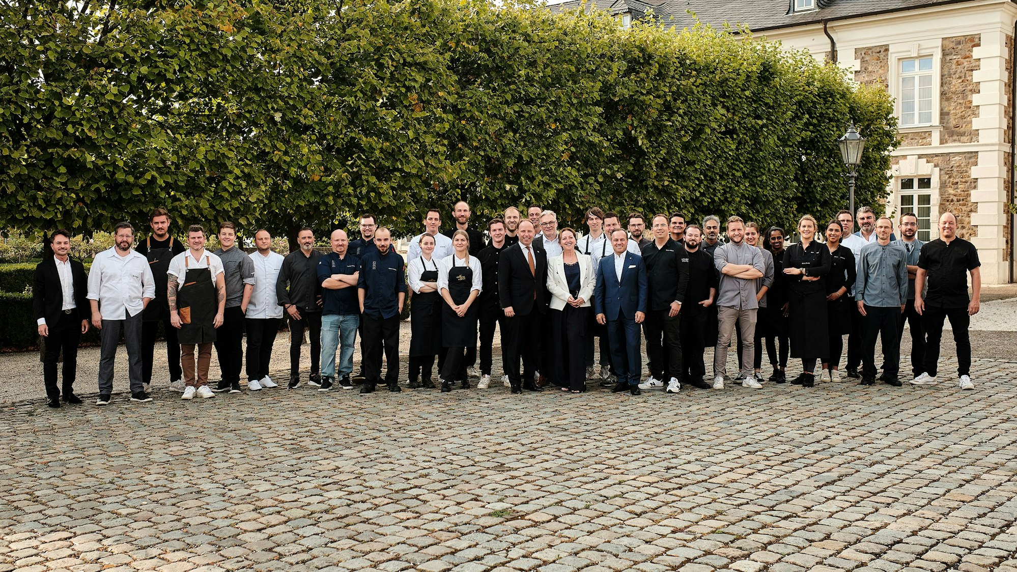 Alle Köchinnen und Köche des Gala-Abends stehen zum Gruppenfoto zusammen.