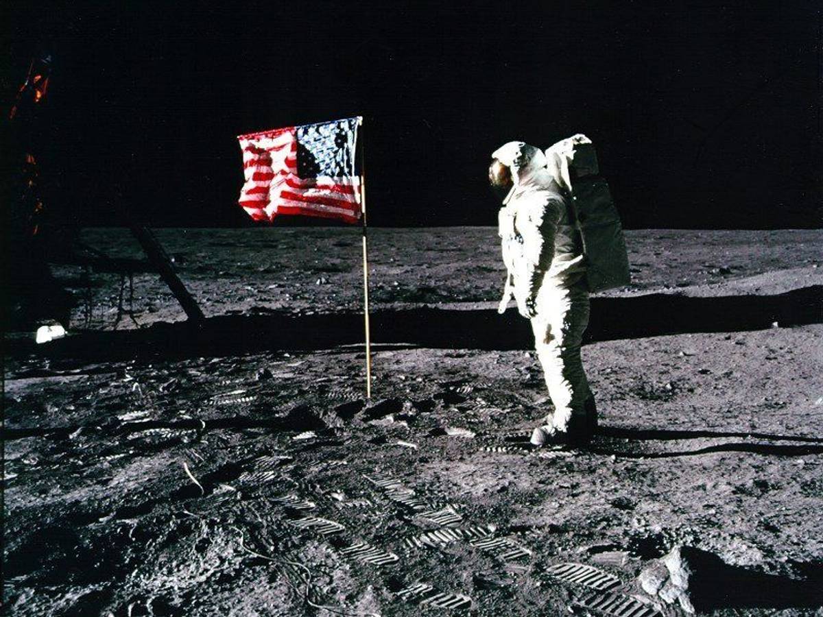 Apollo 11-Astronaut Edwin „Buzz“ Aldrin steht am 20. Juli 1969 neben der US-Flagge auf dem Mond.