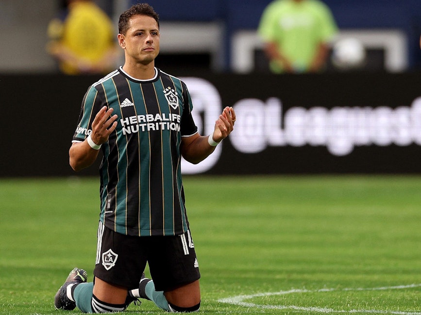 Der frühere Bundesliga-Stürmer Chicharito kniet beim Spiel von LA Galaxy gegen Deportivo Guadalajara auf dem Rasen.