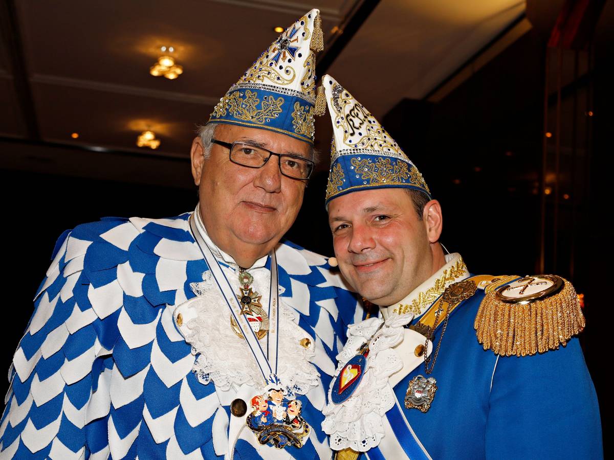Peter Griesemann (l.) und Sohn Björn lächeln im Outfit der Blauen Funken in die Kamera.