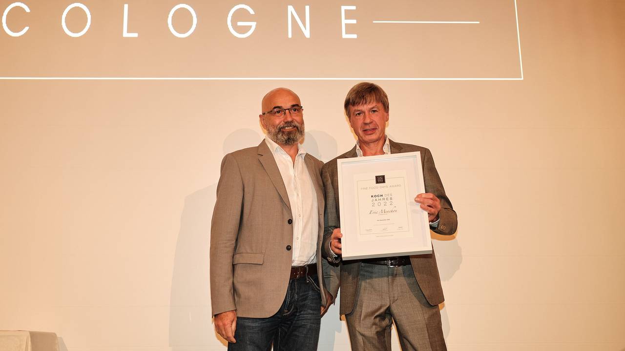 Joachim Wissler überreicht Eric Menchon eine Urkunde.