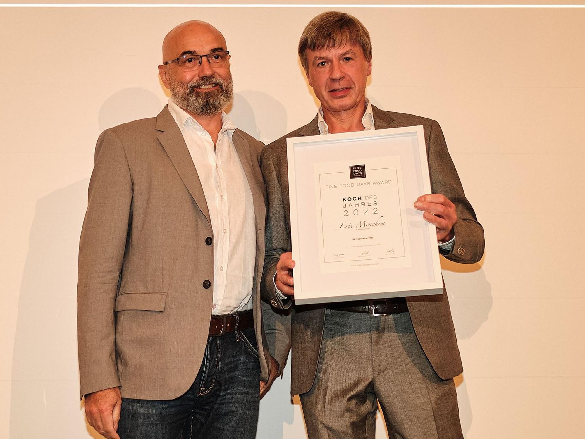 Joachim Wissler überreicht Eric Menchon eine Urkunde.