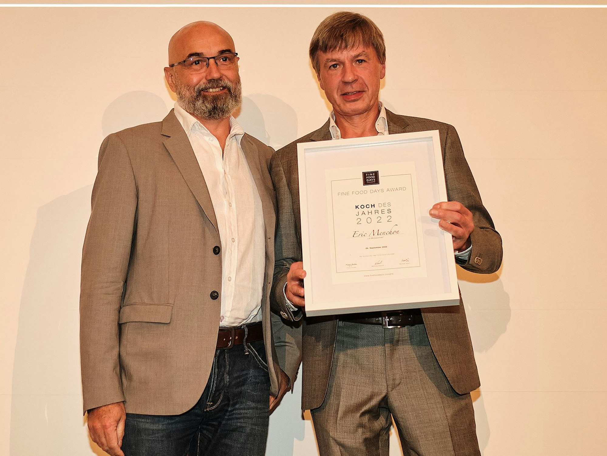 Joachim Wissler überreicht Eric Menchon eine Urkunde.