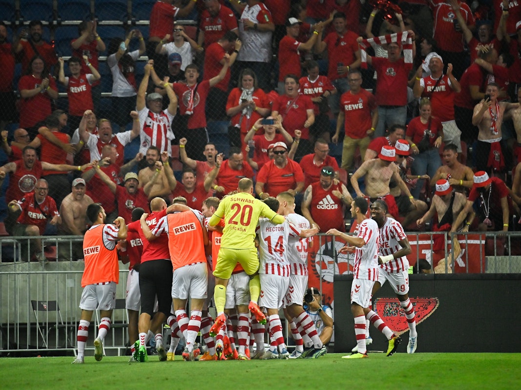 Kölns Mannschaft jubelt nach dem Treffer zum 0:3.