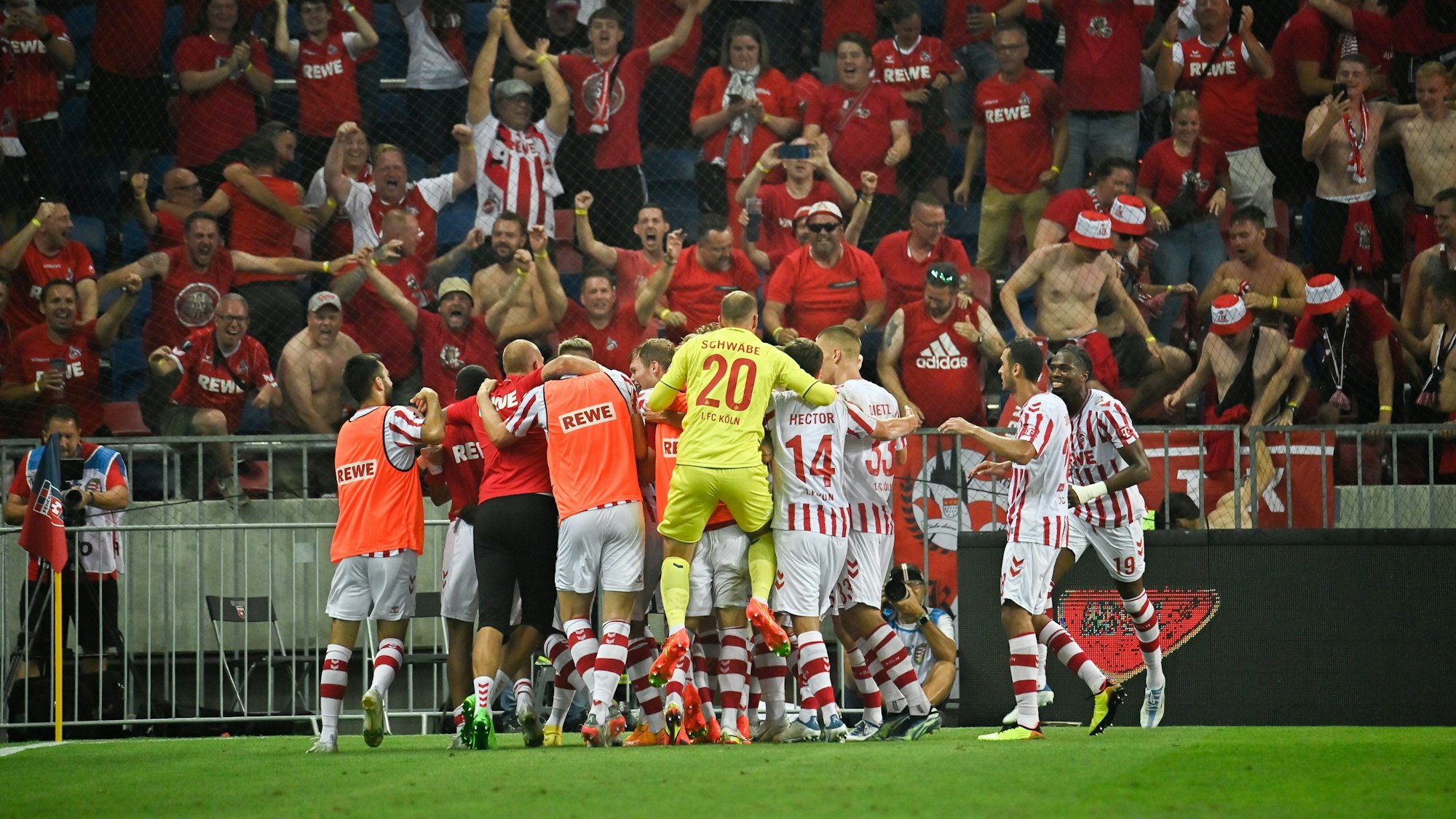 Kölns Mannschaft jubelt nach dem Treffer zum 0:3.