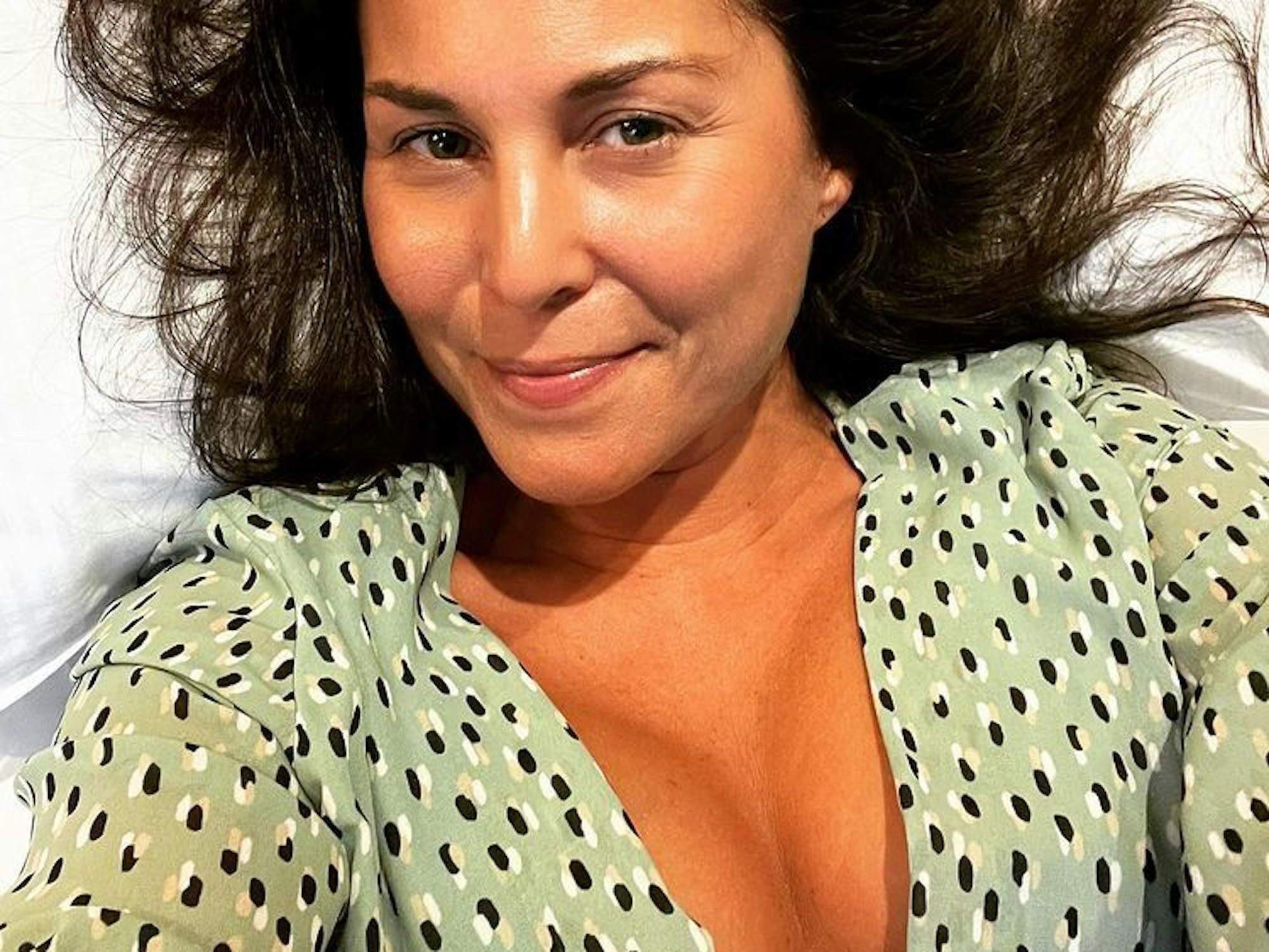 Vanessa Blumhagen liegt auf dem Bett und schaut in die Kamera.