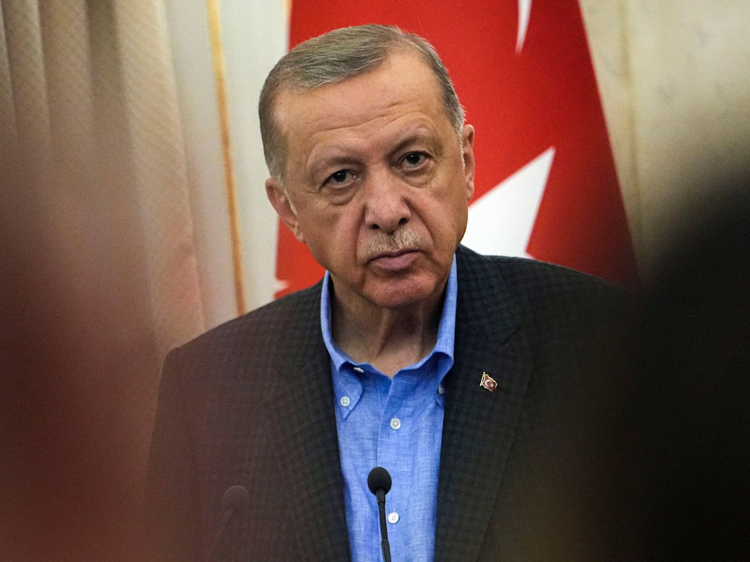 Der türkische Staatschef Recep Tayyip Erdogan (hier am 18. August bei einer Pressekonferenz in Lwiw) droht Griechenland unverhohlen mit einem militärischen Angriff.