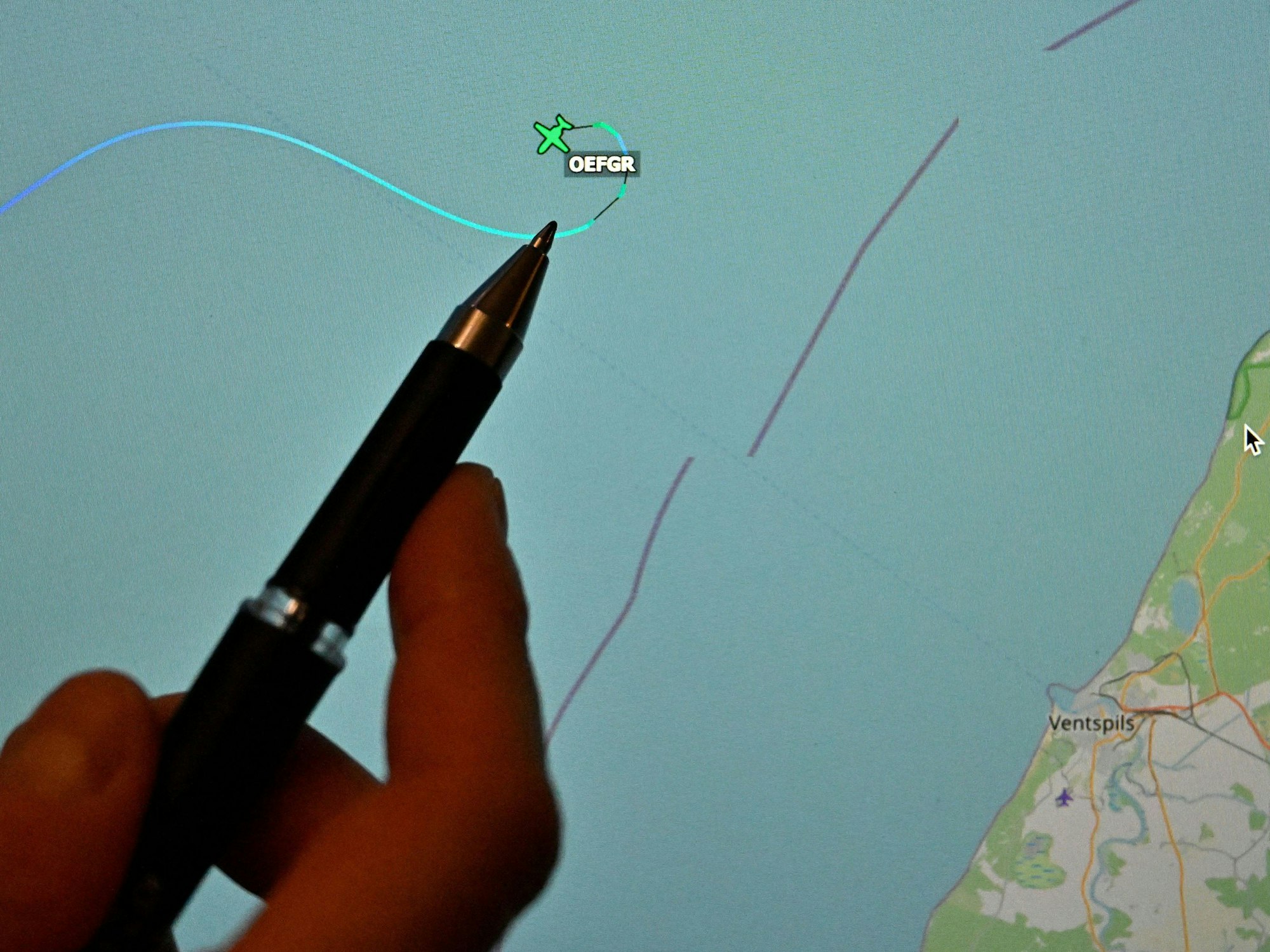 Eine Person zeigt mit einem Stift auf die letzte bekannte Position der Cessna mit der Kennung OE-FGR.