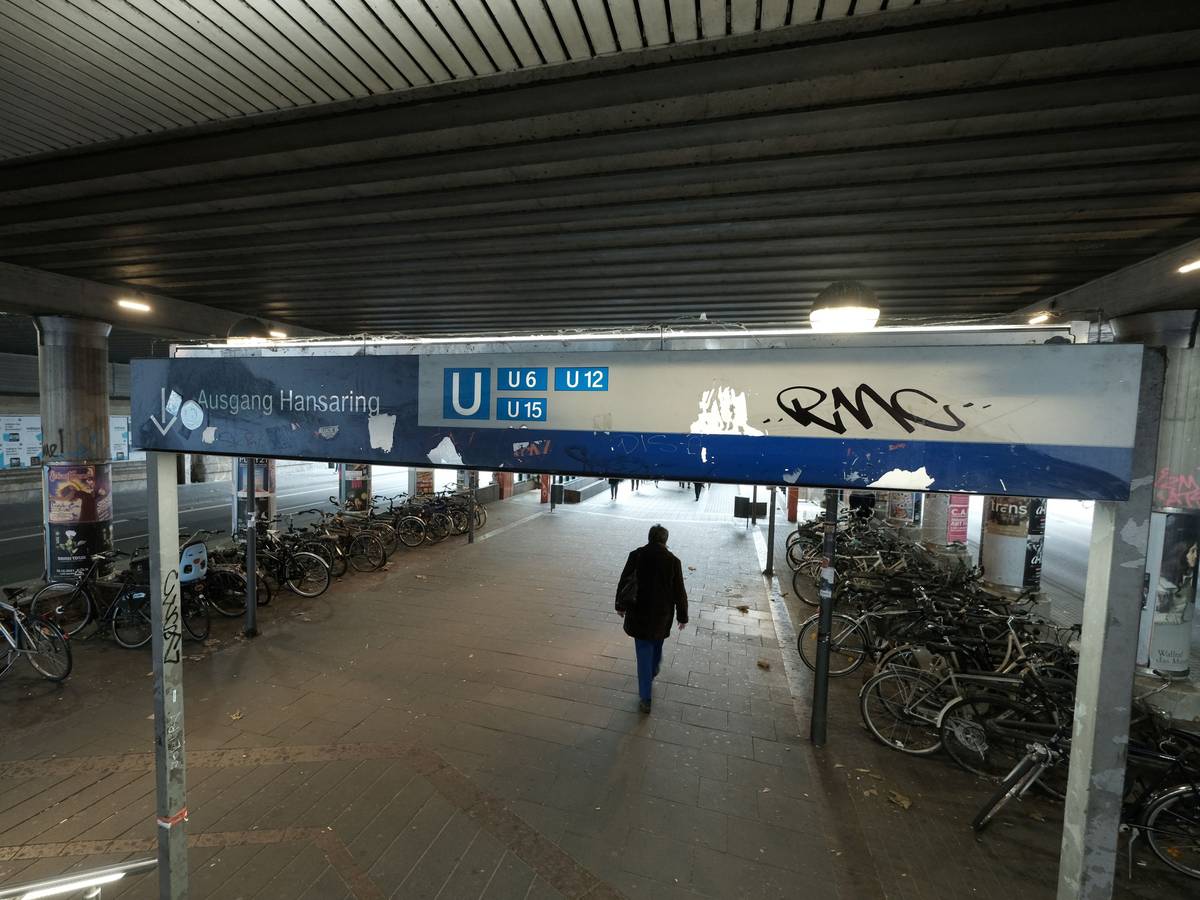 Ein Schild, das auf den Ausgang der Haltestelle Köln-Hansaring hinweist.