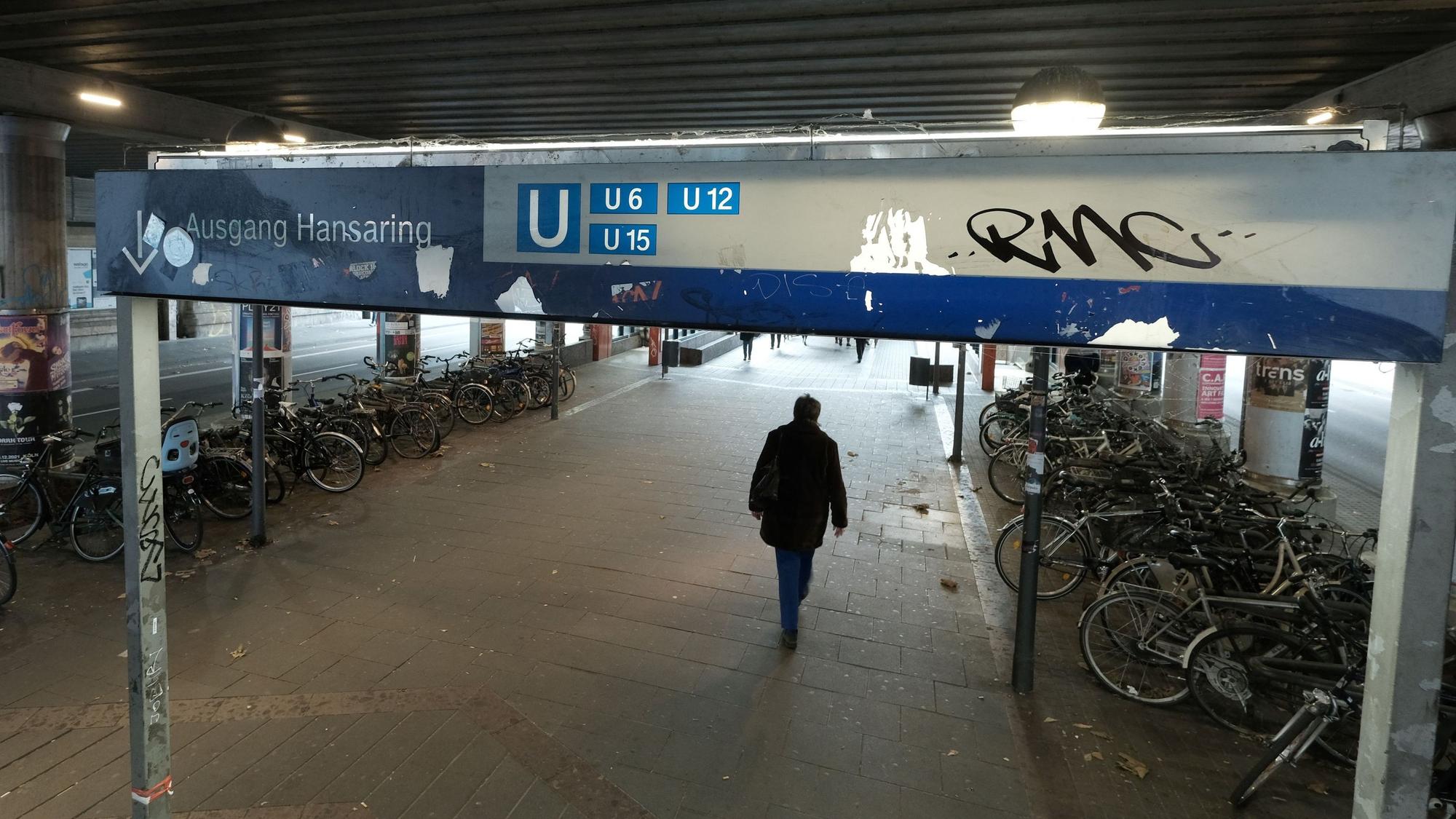 Ein Schild, das auf den Ausgang der Haltestelle Köln-Hansaring hinweist.