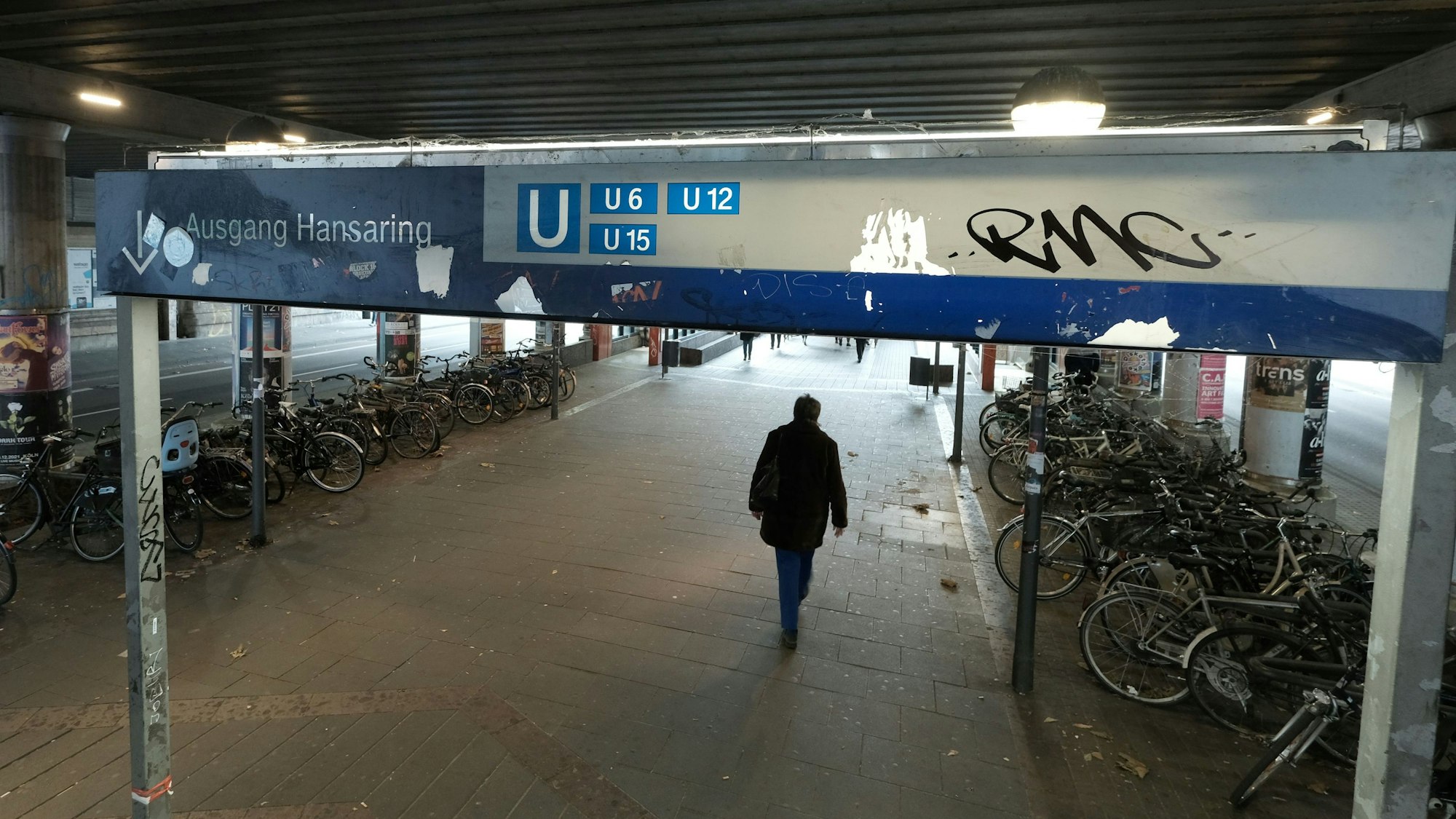 Ein Schild, das auf den Ausgang der Haltestelle Köln-Hansaring hinweist.