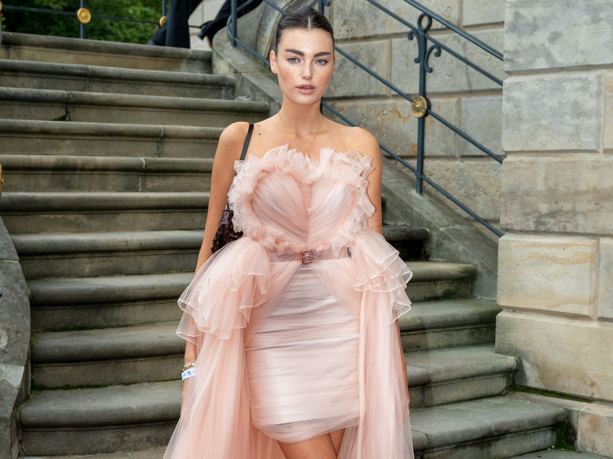Celine Bethmann, Model und Gewinnerin Germany’s Next Topmodel 2017, kommt in die Staatsoper zur Aufführung von Mozarts „Le nozze di Figaro“.