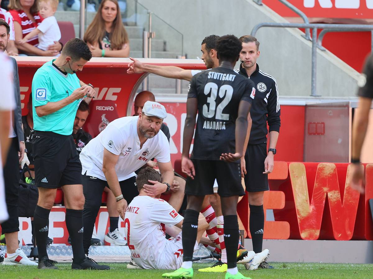 Benno Schmitz wird von Trainer Steffen Baumgart getröstet.