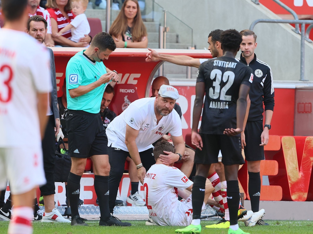 Benno Schmitz wird von Trainer Steffen Baumgart getröstet.