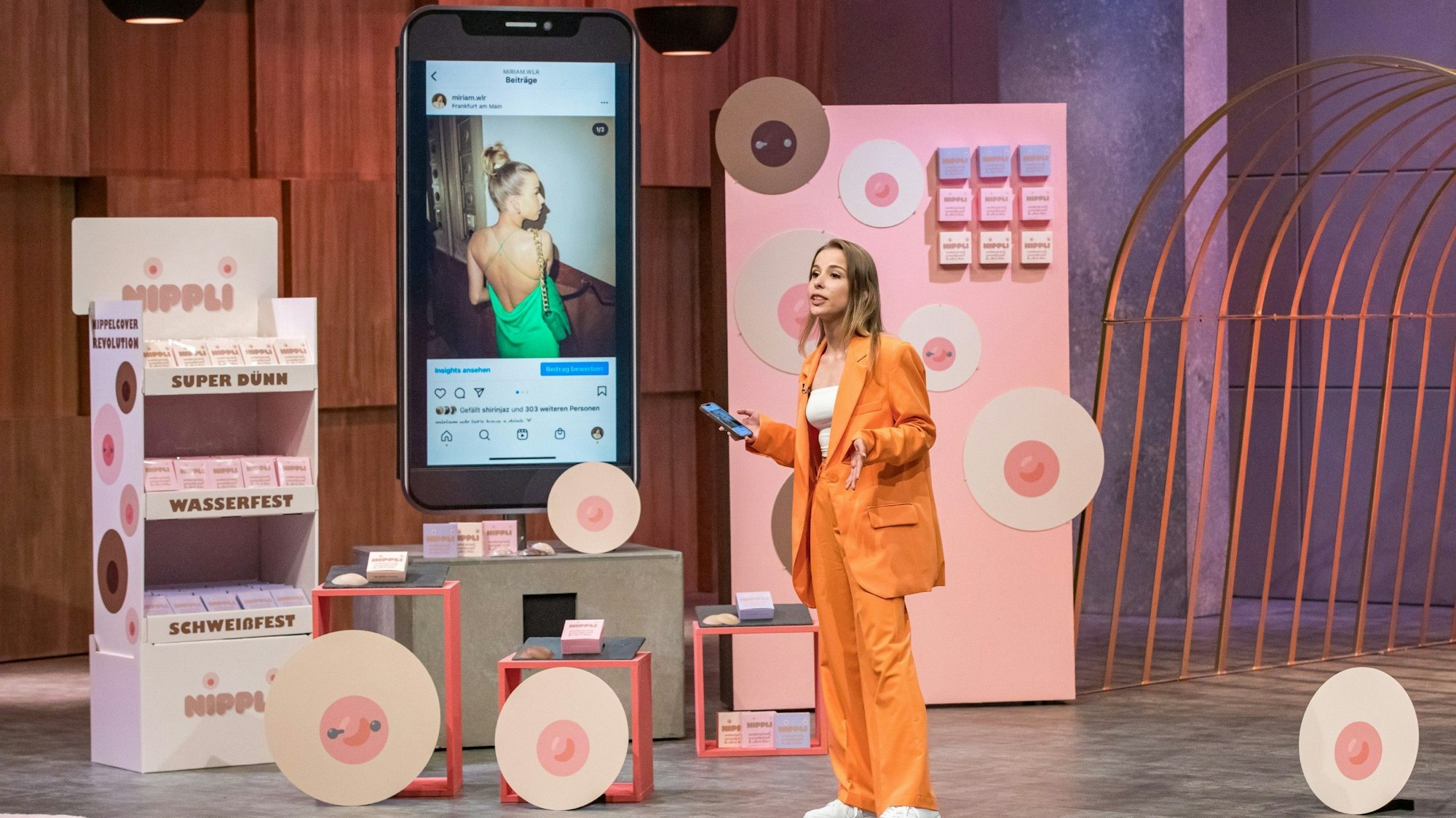 Miriam Weilmünster präsentiert mit NIPPLI die dünnsten Nippel-Cover Deutschlands. Sie erhofft sich ein Investment von 90.000 Euro für 20 Prozent der Anteile an ihrem Unternehmen.