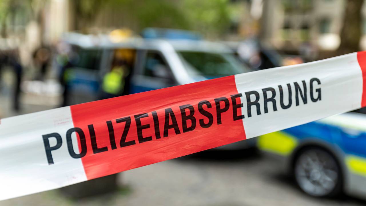 Ein mit Flatterband der Polizei NRW abgesperrter Bereich in der Kölner Innenstadt.