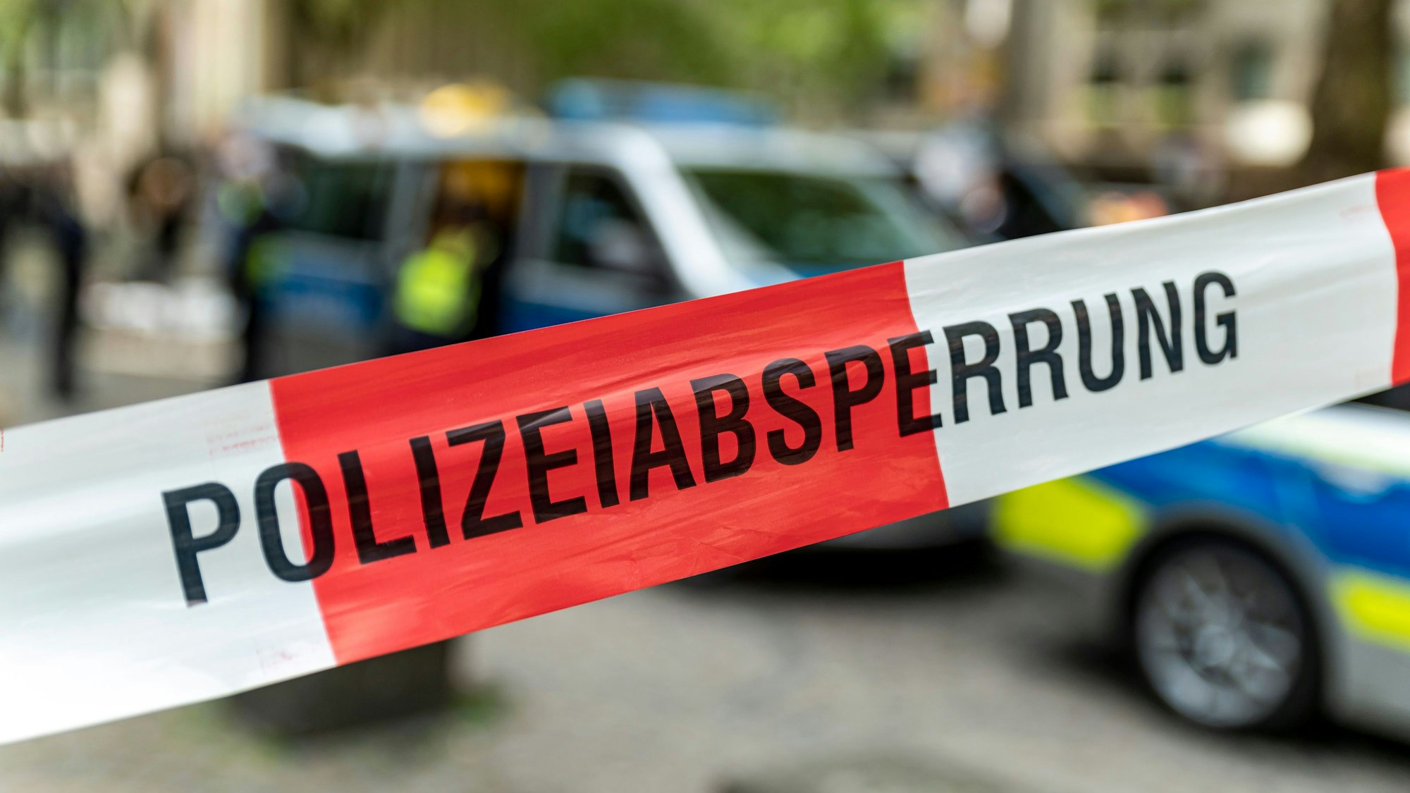 Ein Tatort ist mit Flatterband der Polizei abgesperrt.