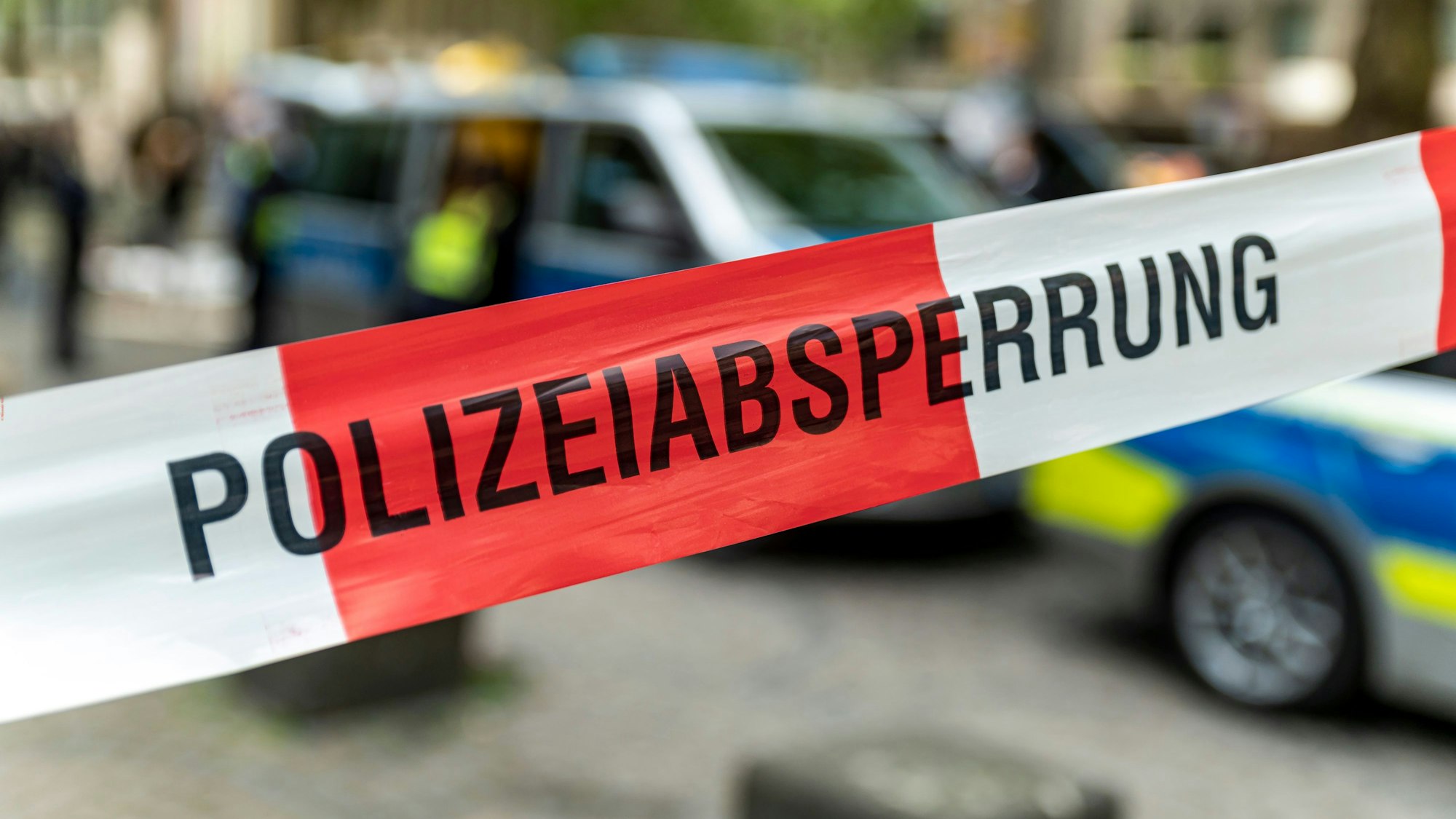 Die Polizei hat einen Bereich mit Flatterband abgesperrt.