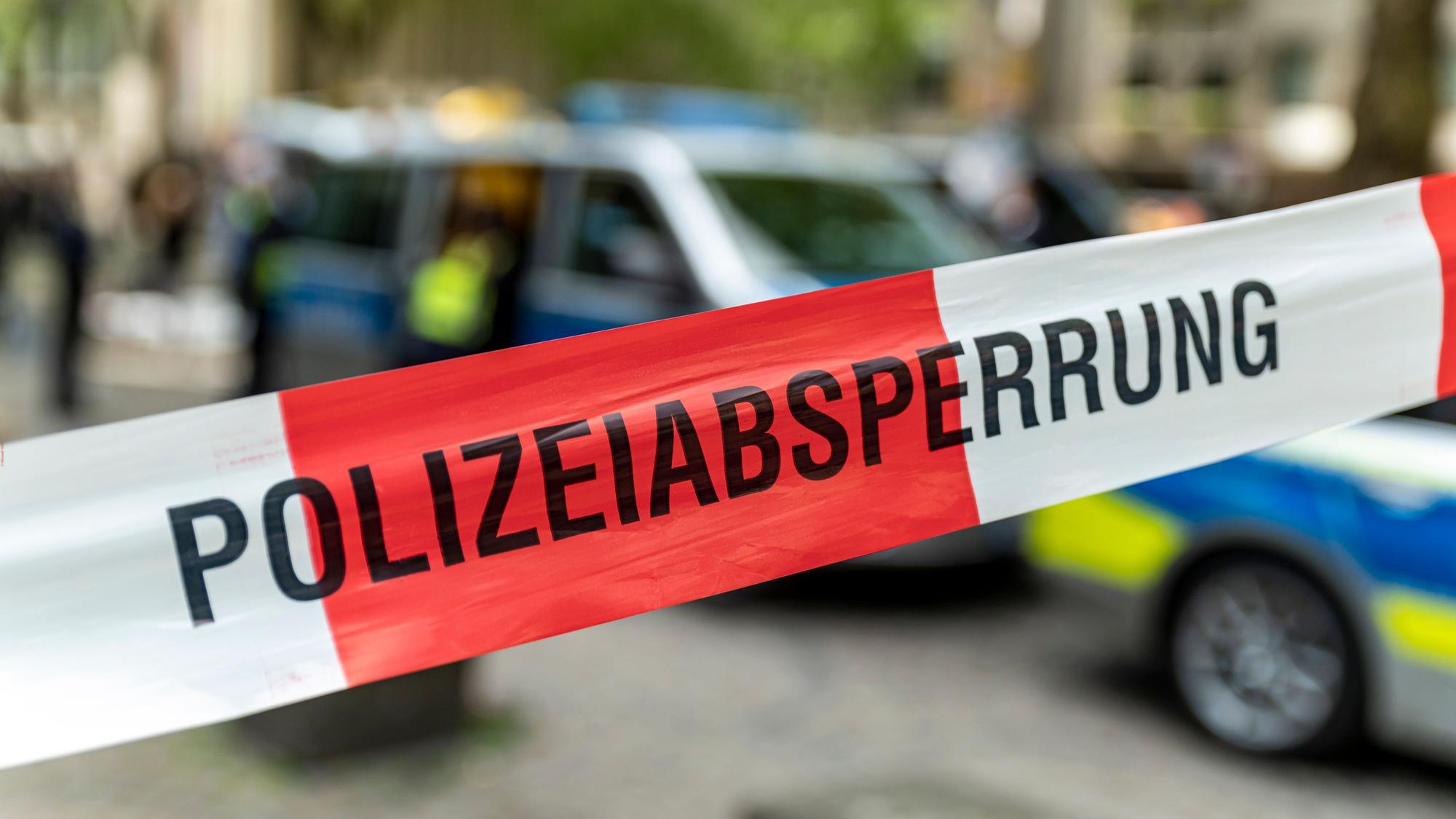 Ein Tatort ist mit Flatterband der Polizei abgesperrt.