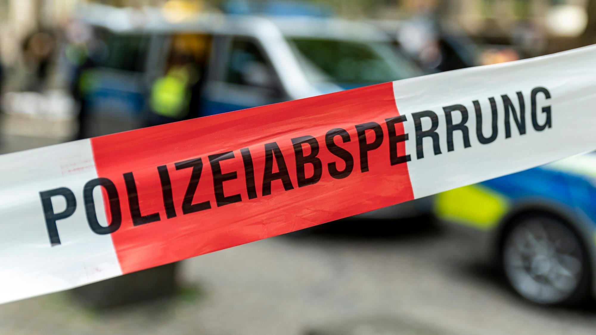 Ein mit Flatterband der Polizei NRW abgesperrter Bereich in der Kölner Innenstadt.