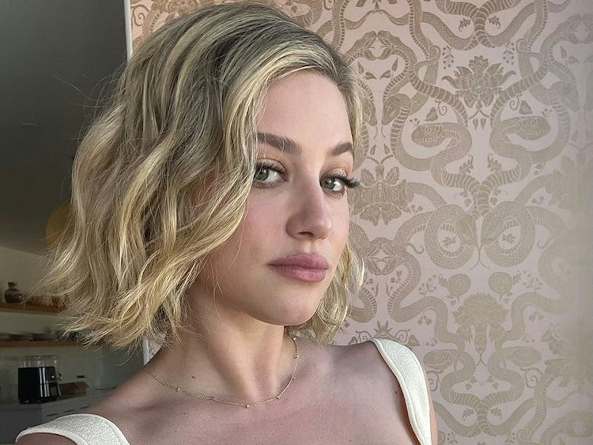 Schauspielerin Lili Reinhart schaut auf einem Selfie in die Kamera.