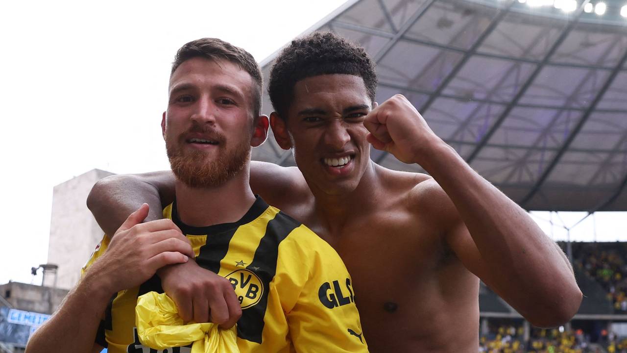 Jude Bellingham legt einen Arm um Salih Özcan und ballt mit der anderen Hand die Faust.