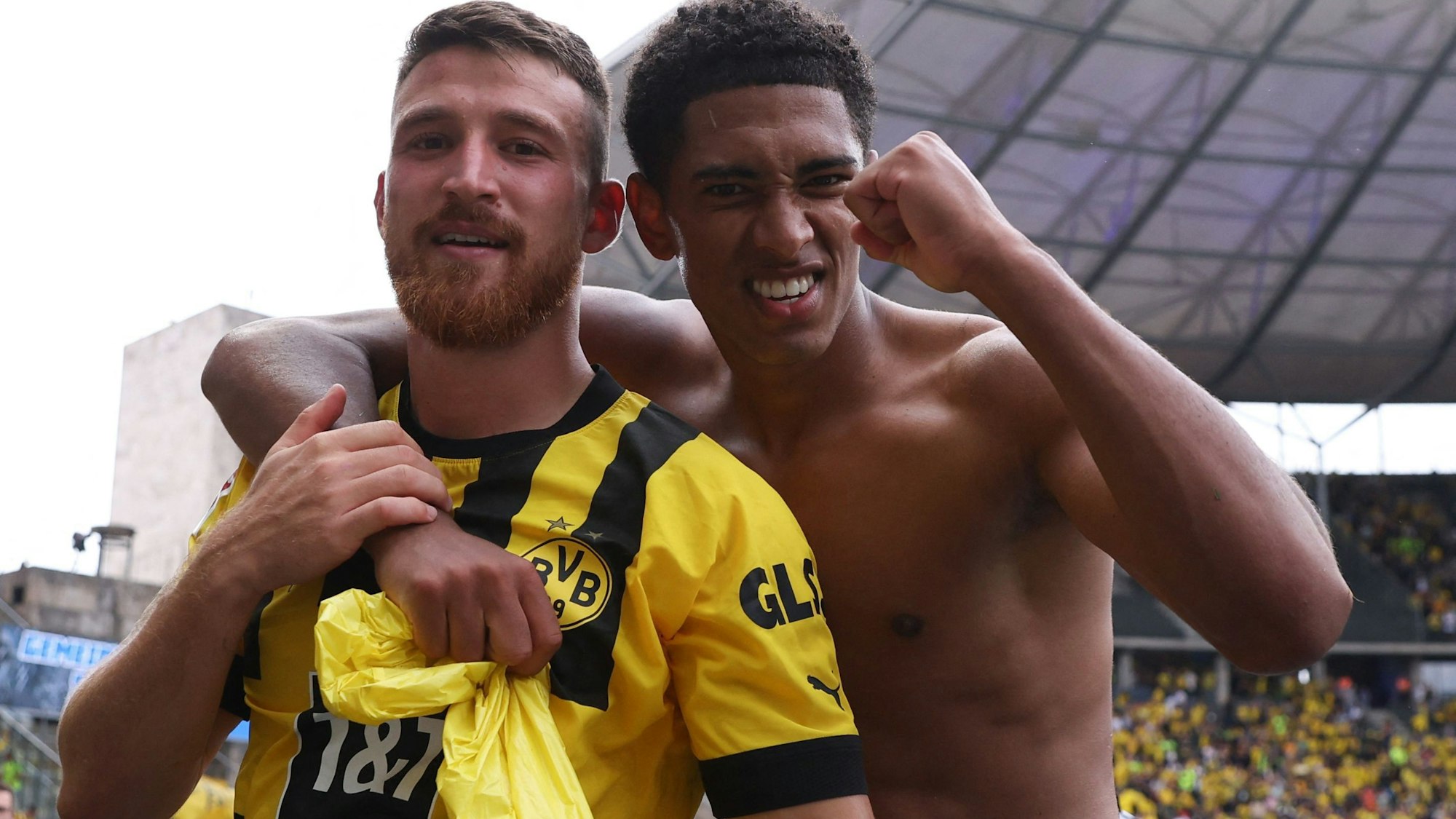 Jude Bellingham legt einen Arm um Salih Özcan und ballt mit der anderen Hand die Faust.