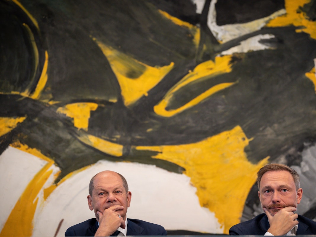 Bundeskanzler Olaf Scholz (SPD, l.), nimmt neben Christian Lindner (FDP), Bundesminister der Finanzen, an der Pressekonferenz nach den Beratungen von SPD, Grünen und FDP am Sonntag (4. September) im Koalitionsausschuss teil.