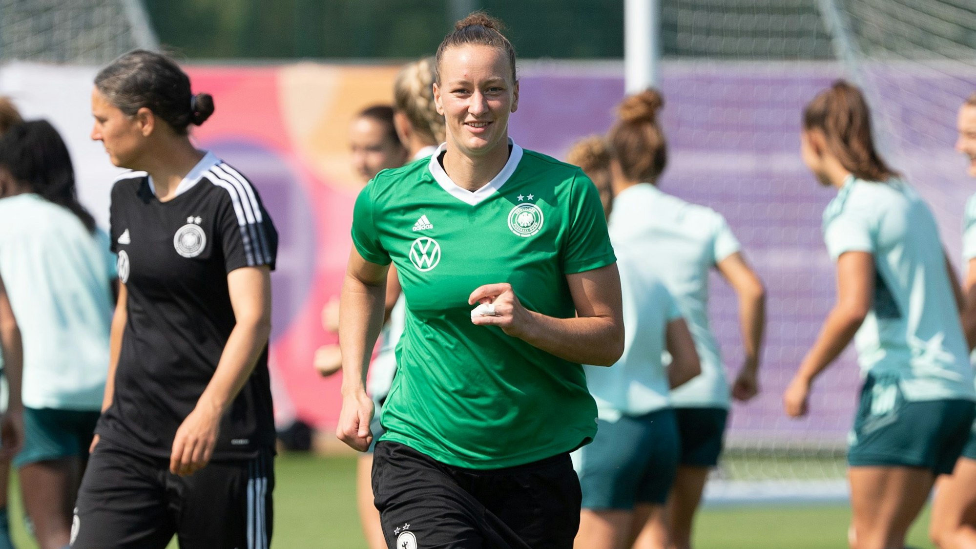 Almuth Schult läuft im Training der DFB-Frauen über den Rasen